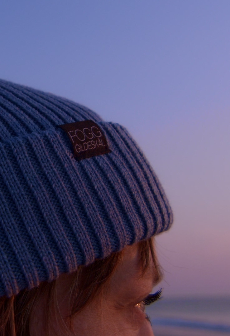 Person with FOGG beanie looking to the sea